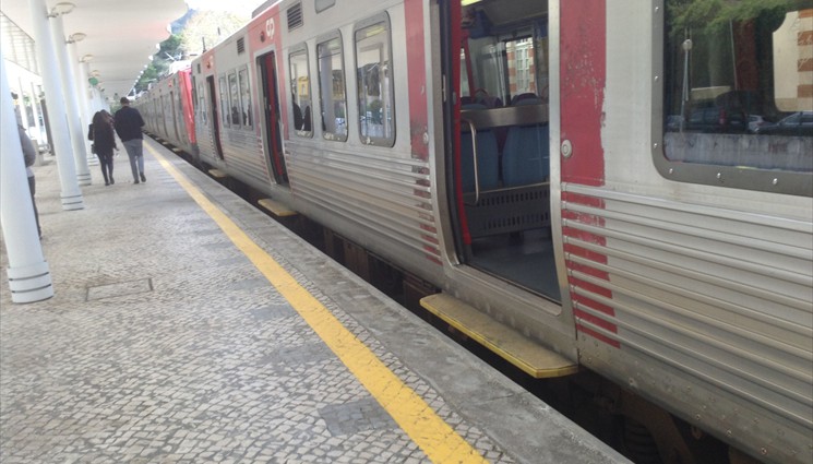 Прибываем в Синтру на поезде из Лиссабона