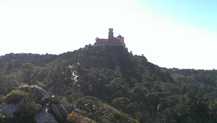 Сам дворец Синтра построен на ближайшей к крепости возвышенности, у подножья которой создан уникальный ландшафтный парк Пена