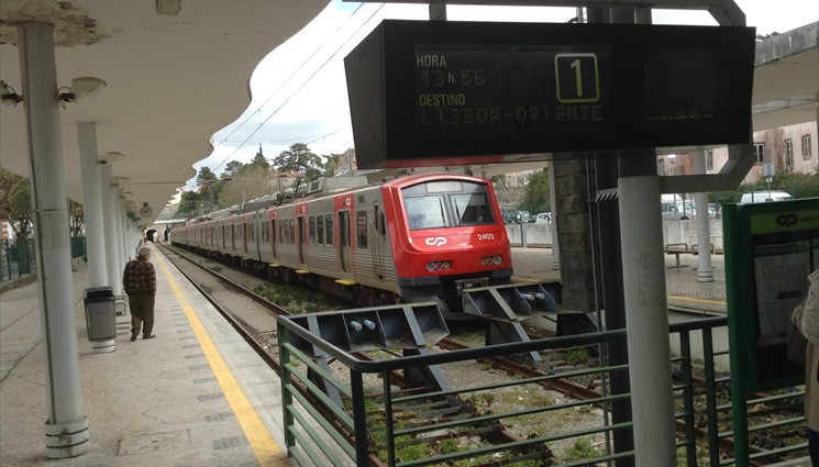 Каждые пятнадцать минут на вокзал Синтра прибывает поезд из Лиссабона