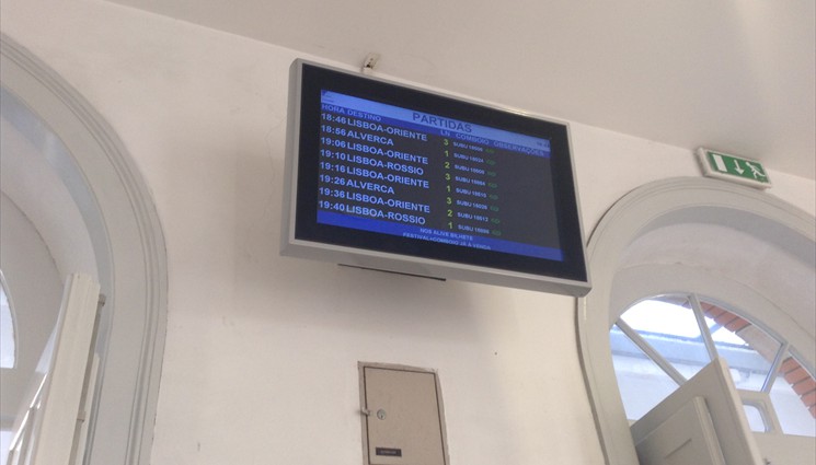 Смотрим на табло, узнаем во сколько будет поезд в Лиссабон