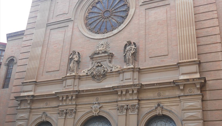 Внешняя архитектура и внутренний интерьер Iglesia de San Juan de la Cruz имеет украшения в стиле рококо, имеет сводчатый купол типичный эпохи Возрождения