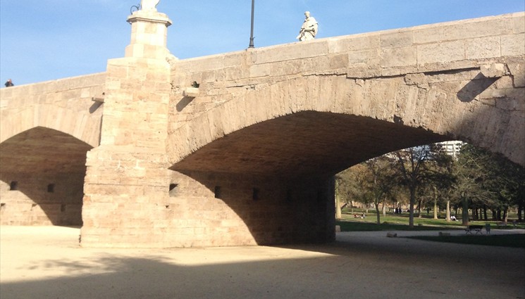 Мост Троицы поддерживается арками, а в центре него две статуи в барокко -  статуя Сан-Луиса Бельтрана и Санто-Томаса-де Вильянуэва