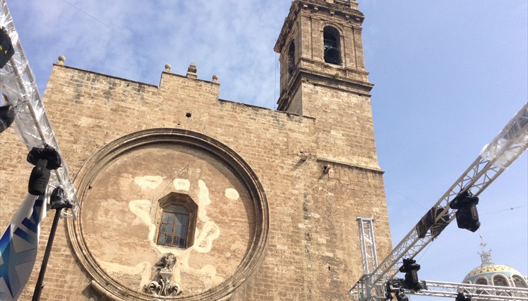 Церковь с этой стороны украшена скульптурным изображением Девы Марии, которое было выполнено мастером Якопо Бертези