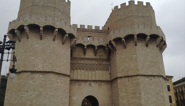 Две одинаковые средневековые башни в бывшей крепостной стене служили главными воротами города