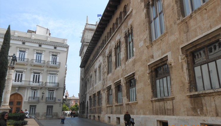 Plaza de Manises – это небольшая старинная площадь, окруженная древними зданиями, которые на сегодняшний день заняты правительственными домами и офисными помещениями
