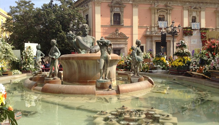 В качестве напоминания о страшном наводнеии на площади Девы Марии был построен фонтан, центральная фигура которого олицетворяет главную валенсийскую реку Турию в окружении семи юных дев