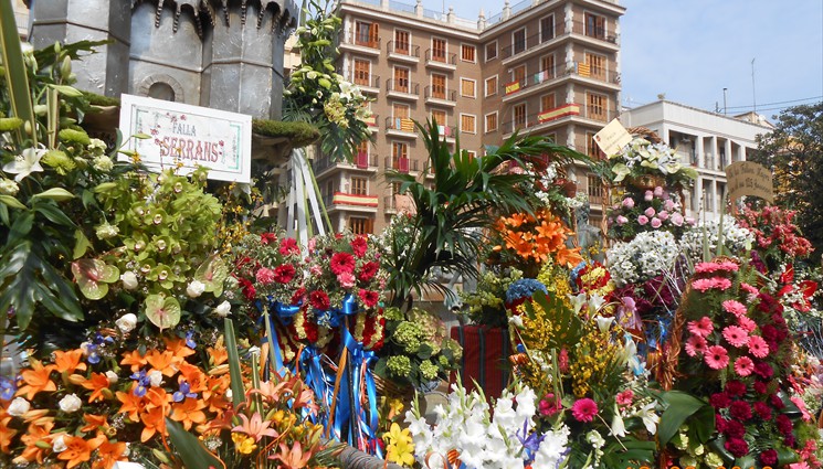 В праздник Фальяс, Площадь Девы Марии полностью покрыта цветами.