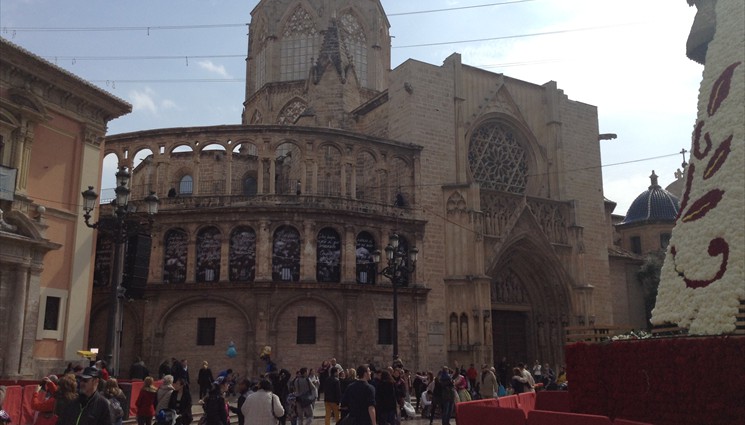 На площади мы увидим значимые для города Валенсии здания, например, - Базилику Девы Марии