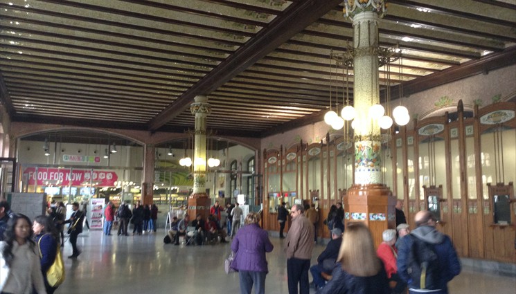 Внутри главный корпус Северного вокзала Валенсии напоминает музей: полированные полы, роскошные деревянные панели, колонны...
