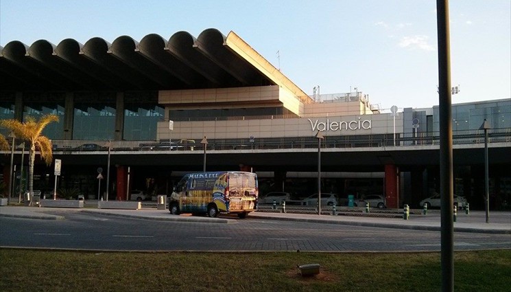 Из международного аэропорта Валенсии до центра города можно добраться: