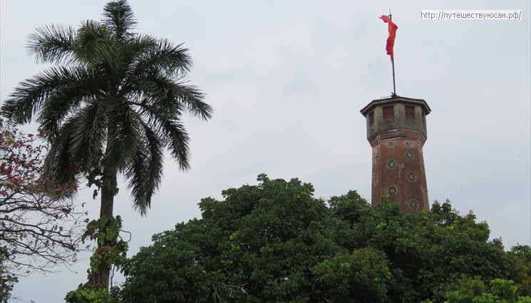 Алое знамя по-прежнему развевается на старинной Флаговой башне