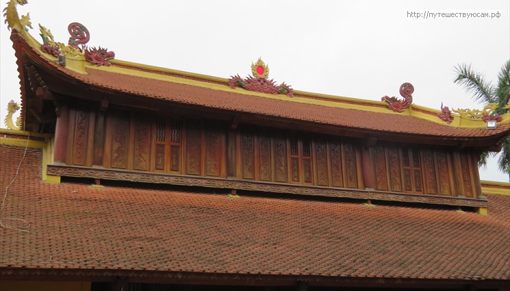 Рядом с пагодой расположен Храмом Куан Тхань