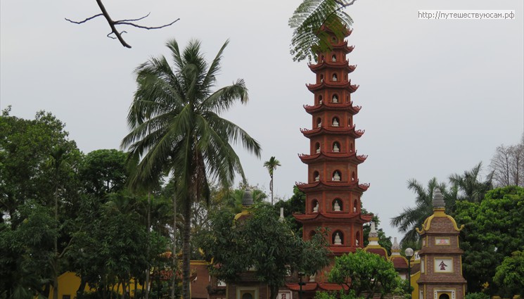 Пагода Чан Куок расположена на маленьком островке Западного озера