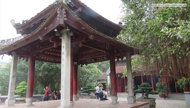 В храмовый комплекс входят павильон Дак-Нгьет («созерцания луны»), башня Тап-Бат и павильон, противостоящий волнам