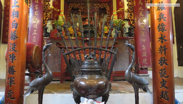 Войдя в храм через ворота можно увидеть стелу, символизирующую кисточку, используемую в письменности