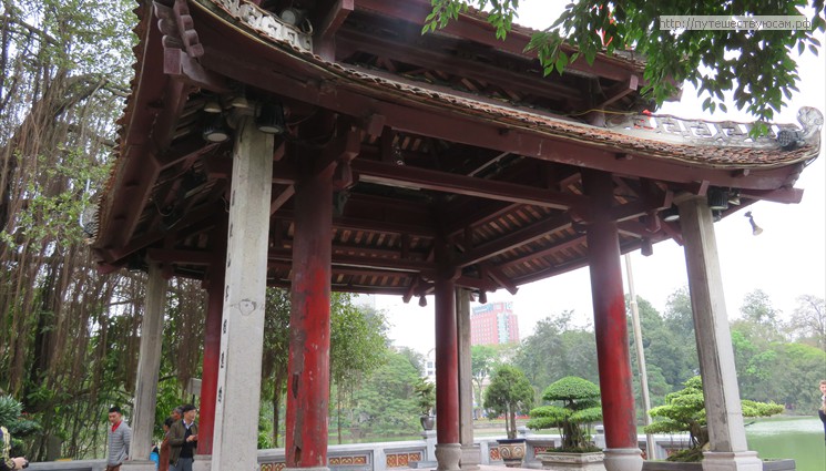  У входа в святое место знаменитый писатель Сиеу сделал большую башню