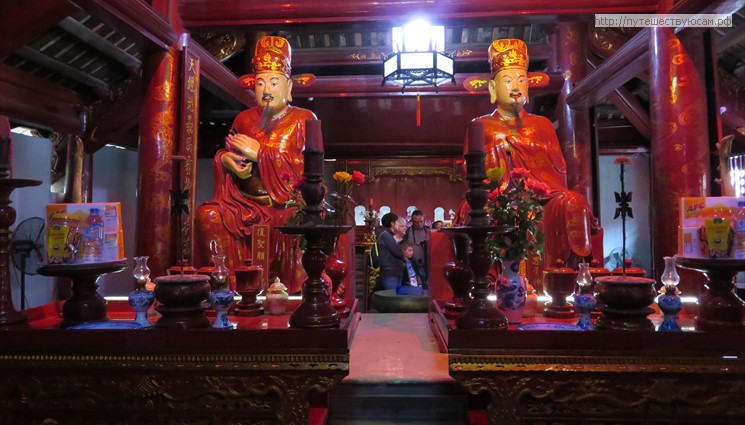 В этом павильоне находится алтарь Конфуция, а по бокам скульптуры четырех его ближайших последователей