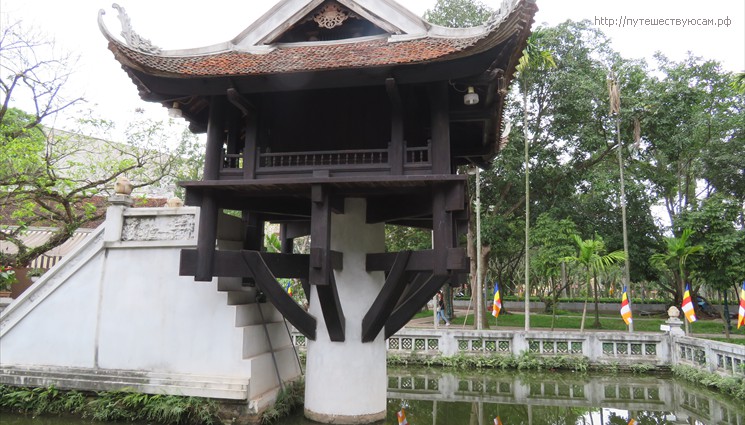 Пагода тоит над водой на единственном каменном столбе диаметром 1,25 метра