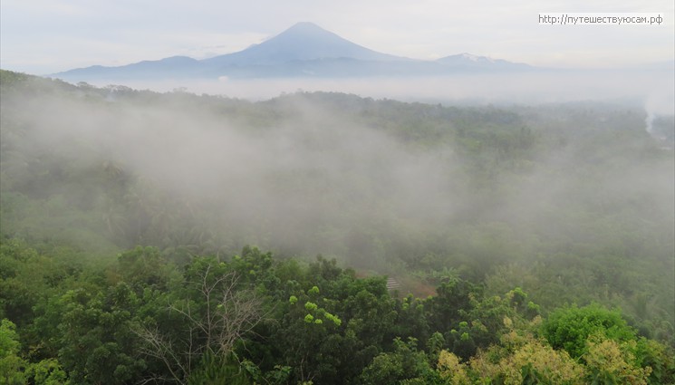 Город находится в 26 км от действующего и опасного вулкана Мерапи