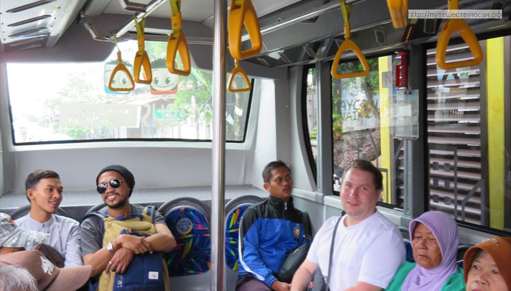 Сами автобусы современные, чистые с мягкими сидениями