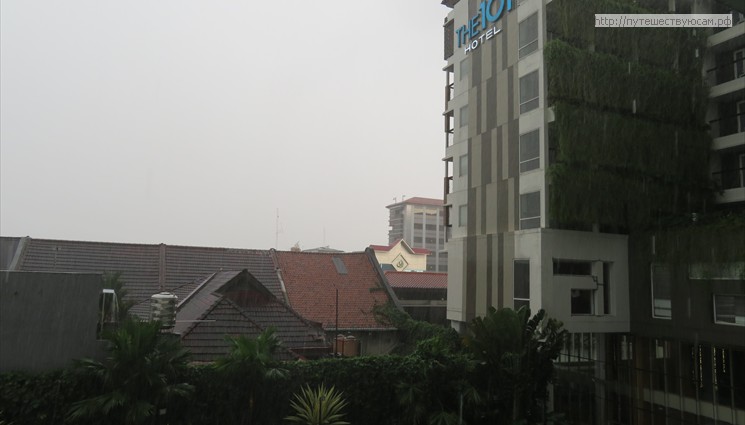 Во время сезона дождей, то есть (с октября по июнь) город обрушиваются сильные дожди в это время года