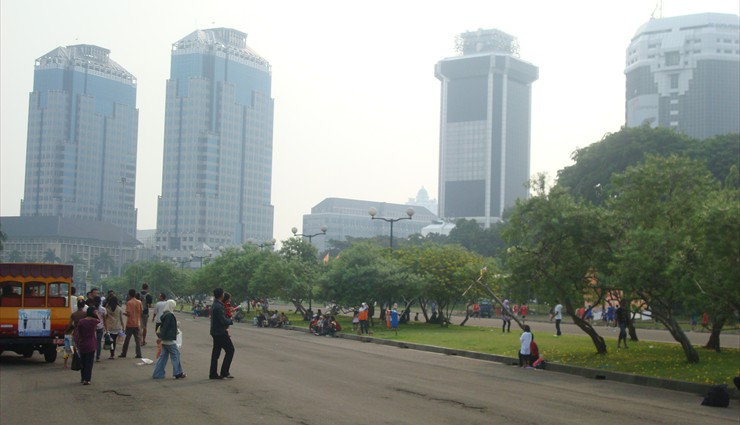 Джакарта — это шумные улицы, постоянное движение, даже некоторый хаос, бедные кварталы и устойчивая жара