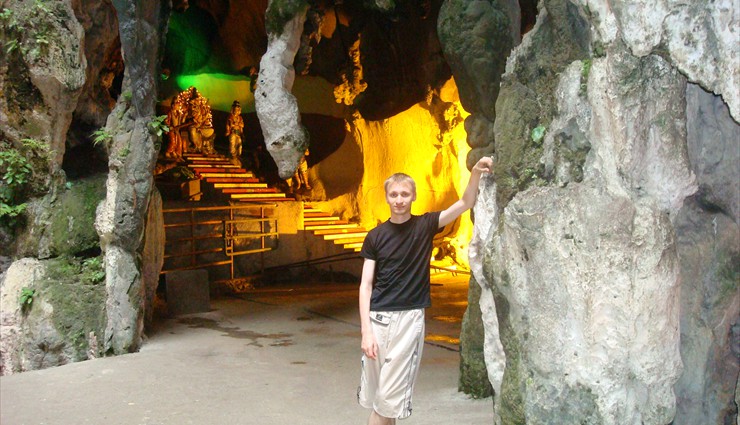 В самой пещере расположено много небольших храмов, поэтому часто ее называют «Храмовой»