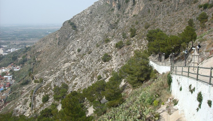 Крепость возвышается над Старым городом на вершине горы Montaña de Cullera