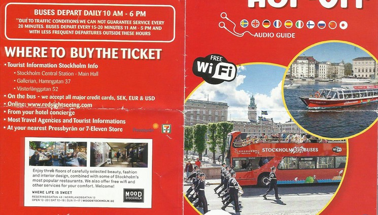 Красный туристический автобус в Стокгольме