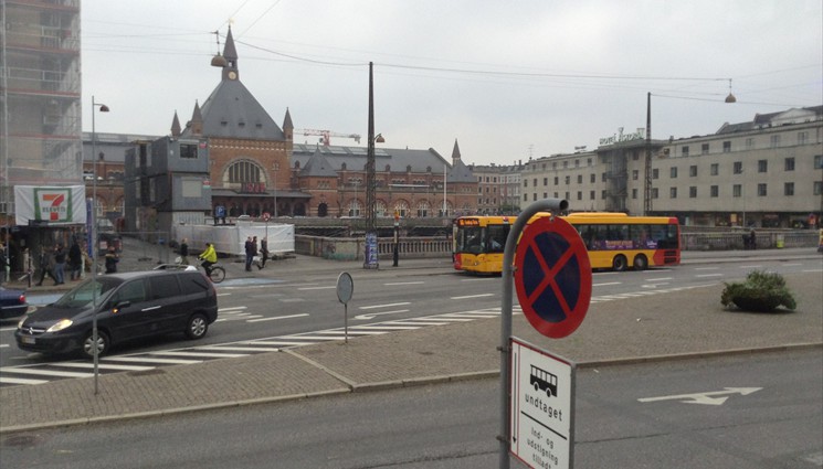 Автобус заварачивает к ЖД Вокзалу Копенгагена