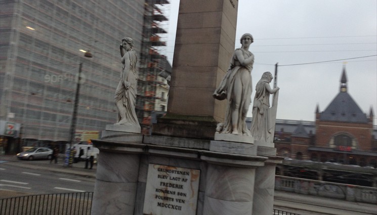 Напротив ЖД Вокзала стоит колонна