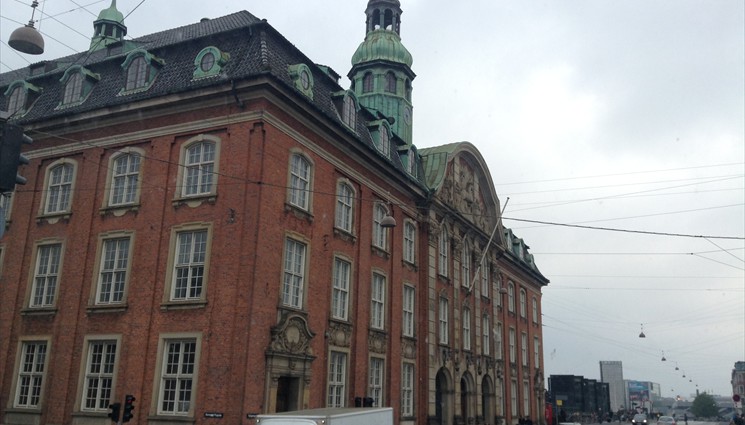 Рядом со зданием находится ЖД вокзал Копенгагена