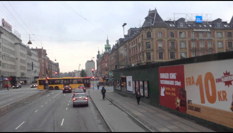 Красный туристический автобус в Копенгагене