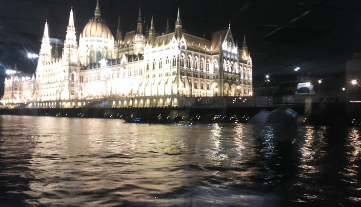 А между тем мы уже плывем к зданию Парламента Венгрии