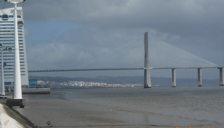 Посмотреть на мост Васко да Гамма (Ponte Vasco da Gama)