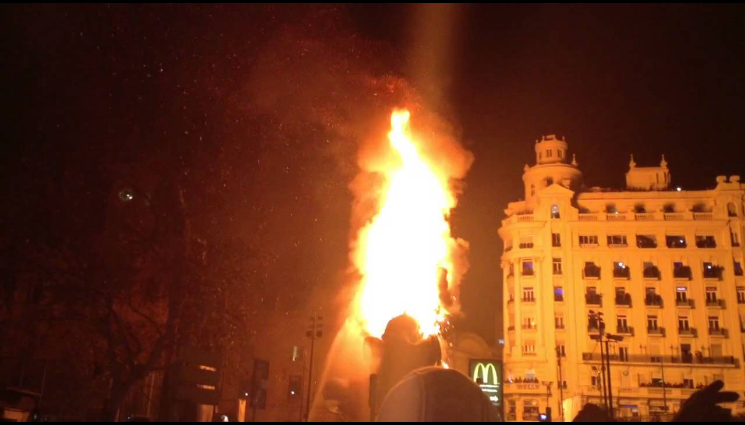Сжигание статуй на празднике Фальяс
