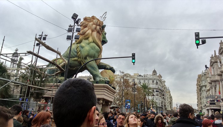 Фигура льва на центральной площади в 2015