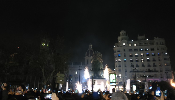Сожжение фигуры льва на центральной площади.