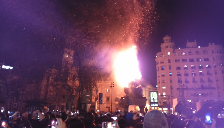 Сожжение фигуры льва на центральной площади.