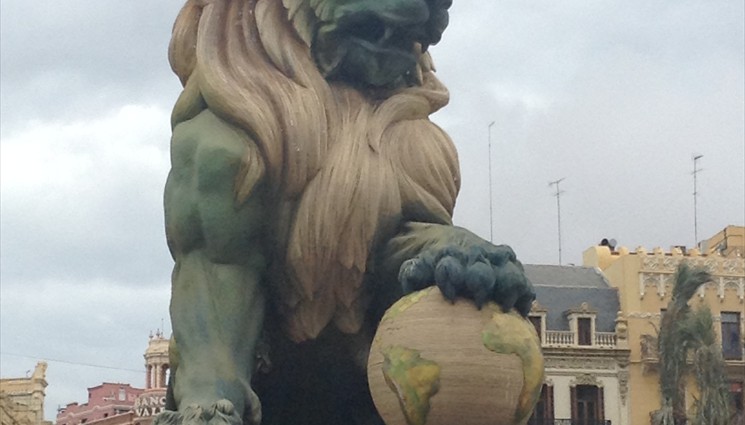 Сжигание фигуры льва на центральной площади в 2015