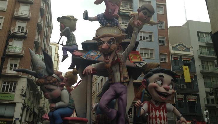 Фигуры и статуи на празднике Фальяс в 2015 году