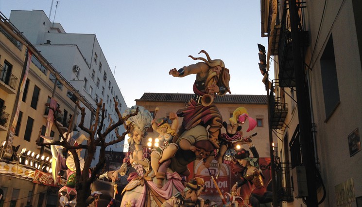 Фигуры и статуи на празднике Фальяс в 2014 году
