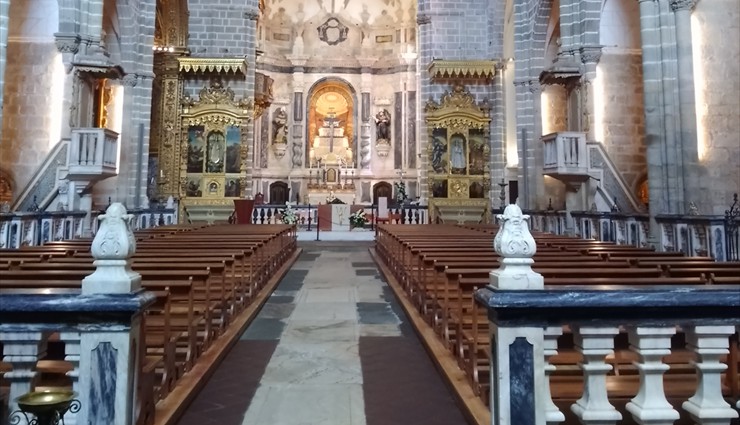 В интерьере церкви выделяется один неф с 12 капеллами, украшенными барочной резьбой