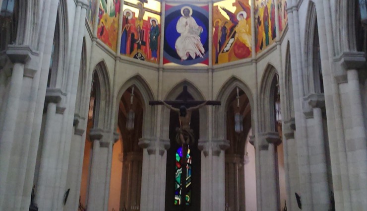 Изнутри собор Альмудена очень светлый, алтарь выполнен из зелёного гранадского мрамора
