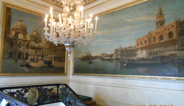 Во времена правления Габсбургов лестница, называемая сегодня венецианской, служила главным парадным входом во дворец