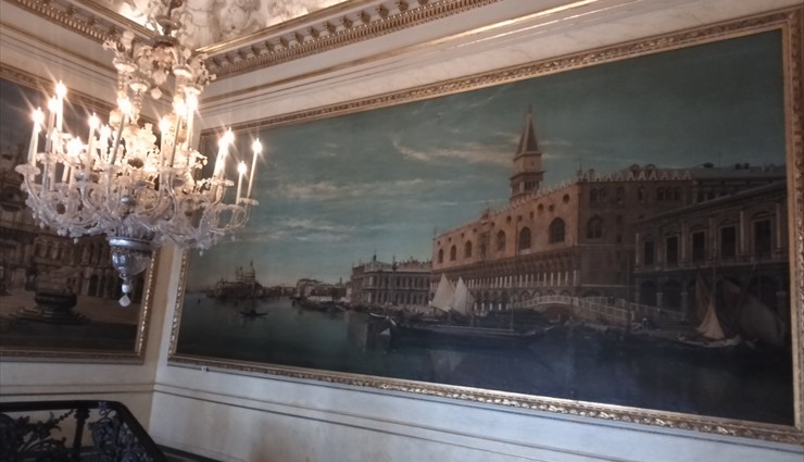 Мы видим роспись Жана Батиста ван Моера с изображением дворца Дожей, собора святого Марка и канала Гранде в Венеции
