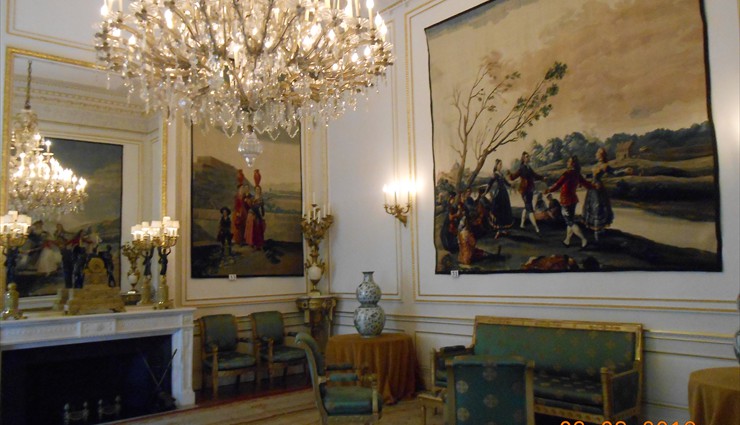 Следующий зал Гойи назван в честь великого испанского художника Франсиско Гойя, по чьим рисункам созданы гобелены, украшающие его