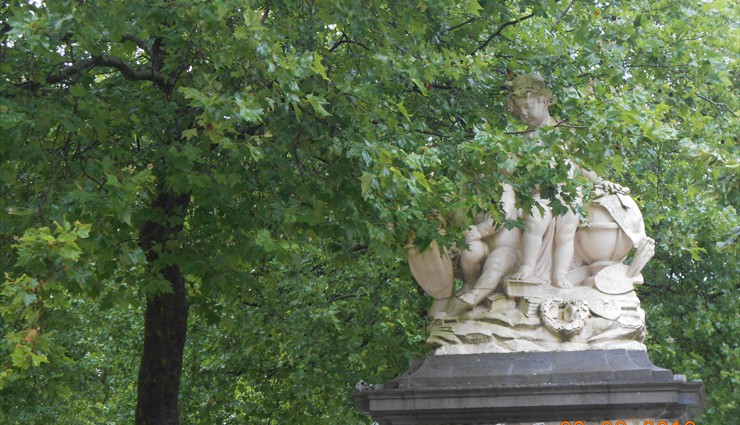 В 1790-е годы французские оккупанты разорили парк и практически уничтожили украшавшие его скульптуры римских императоров