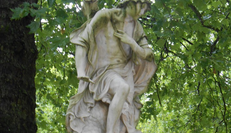 В парке сть несколько скульптурных групп работы Жиля-Ламбера Годешарля (конец 18 века) на темы охоты