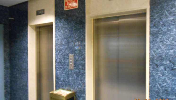 Ждем лифт, чтобы добраться на наш этаж